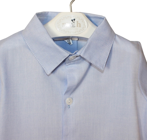 camisa azul con cuello